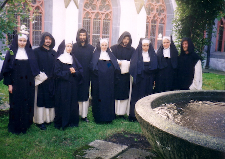 Červen 1995 Rajský dvůr kláštera ve Vyšším Brodě, natáčení pořadu Hudba Rožmberské růže